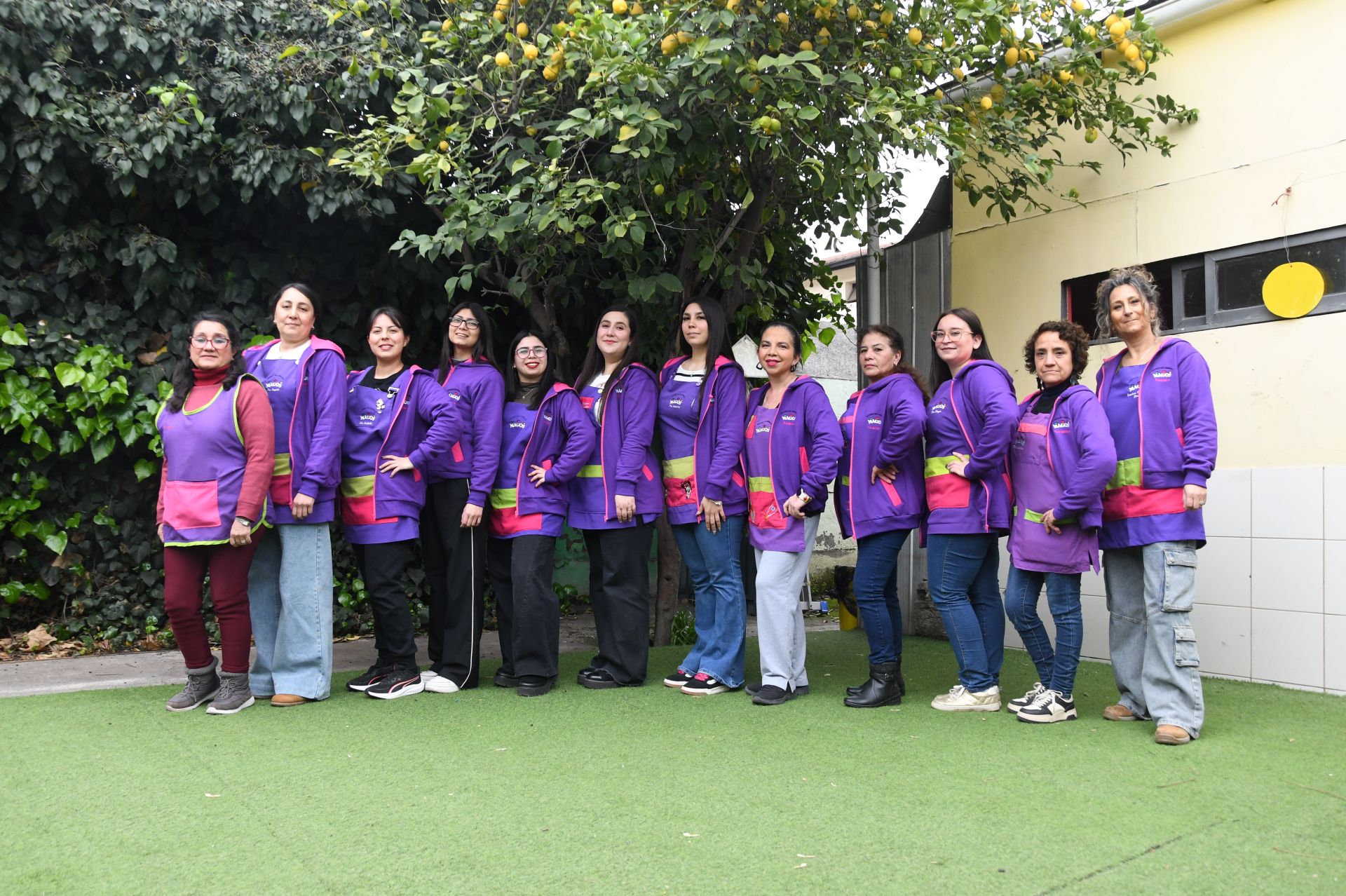 Equipo de profesionales de Escuela de Lenguaje Magos Renca, reunido en el patio de la escuela