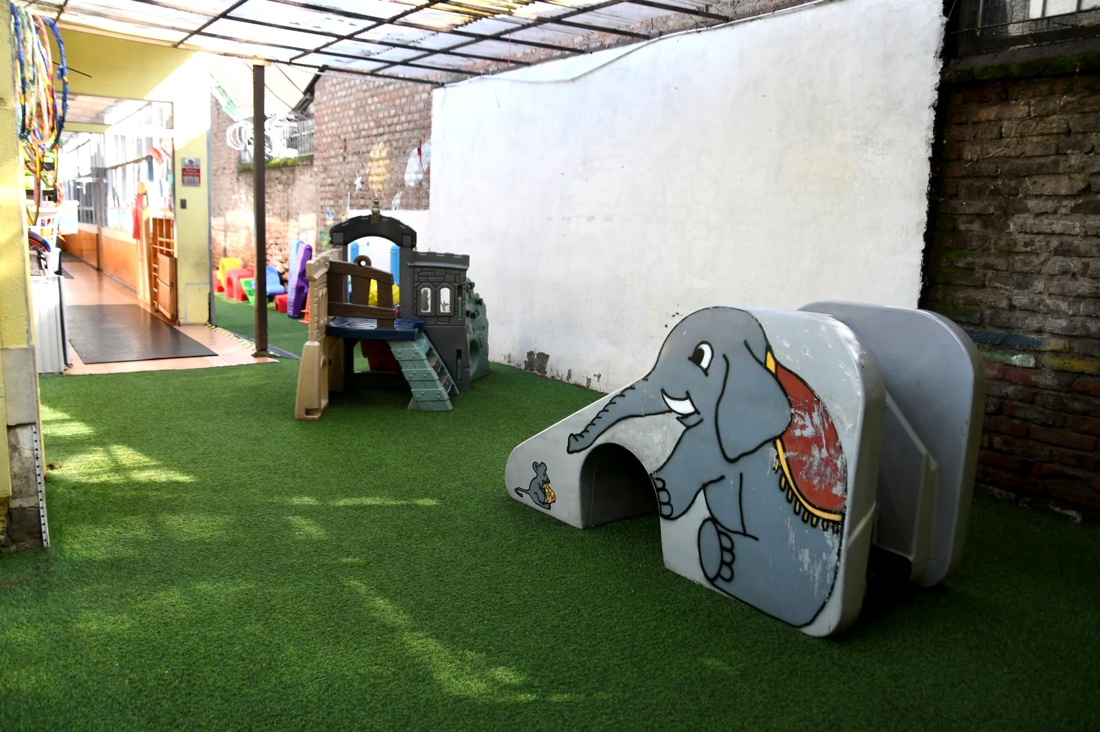 Zona de juegos cubierta en Escuela de Lenguaje Magos Recoleta