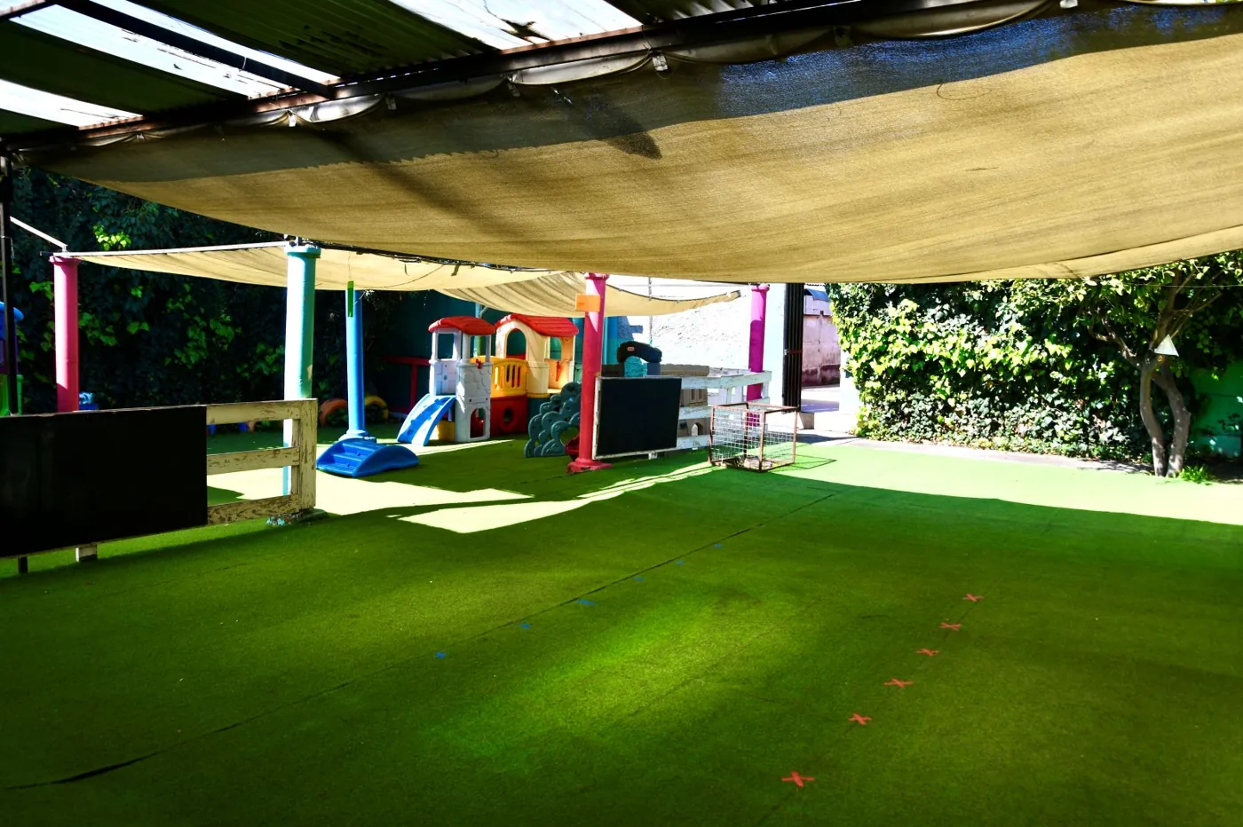 Patio de juegos en Escuela de Lenguaje Magos Renca