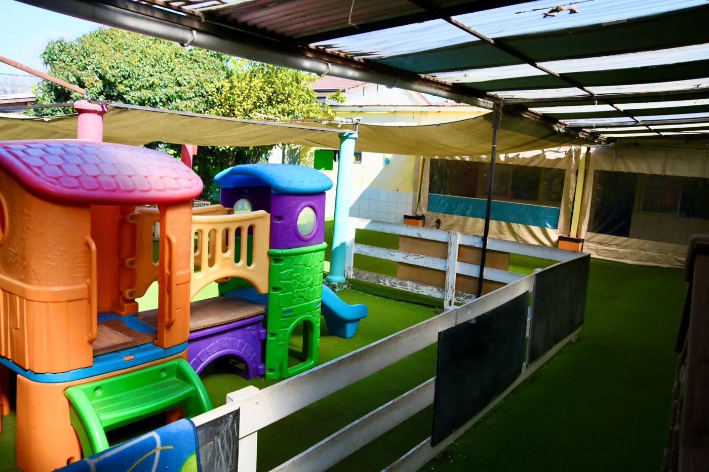 Zona de juegos infantiles en Escuela de Lenguaje Magos Renca