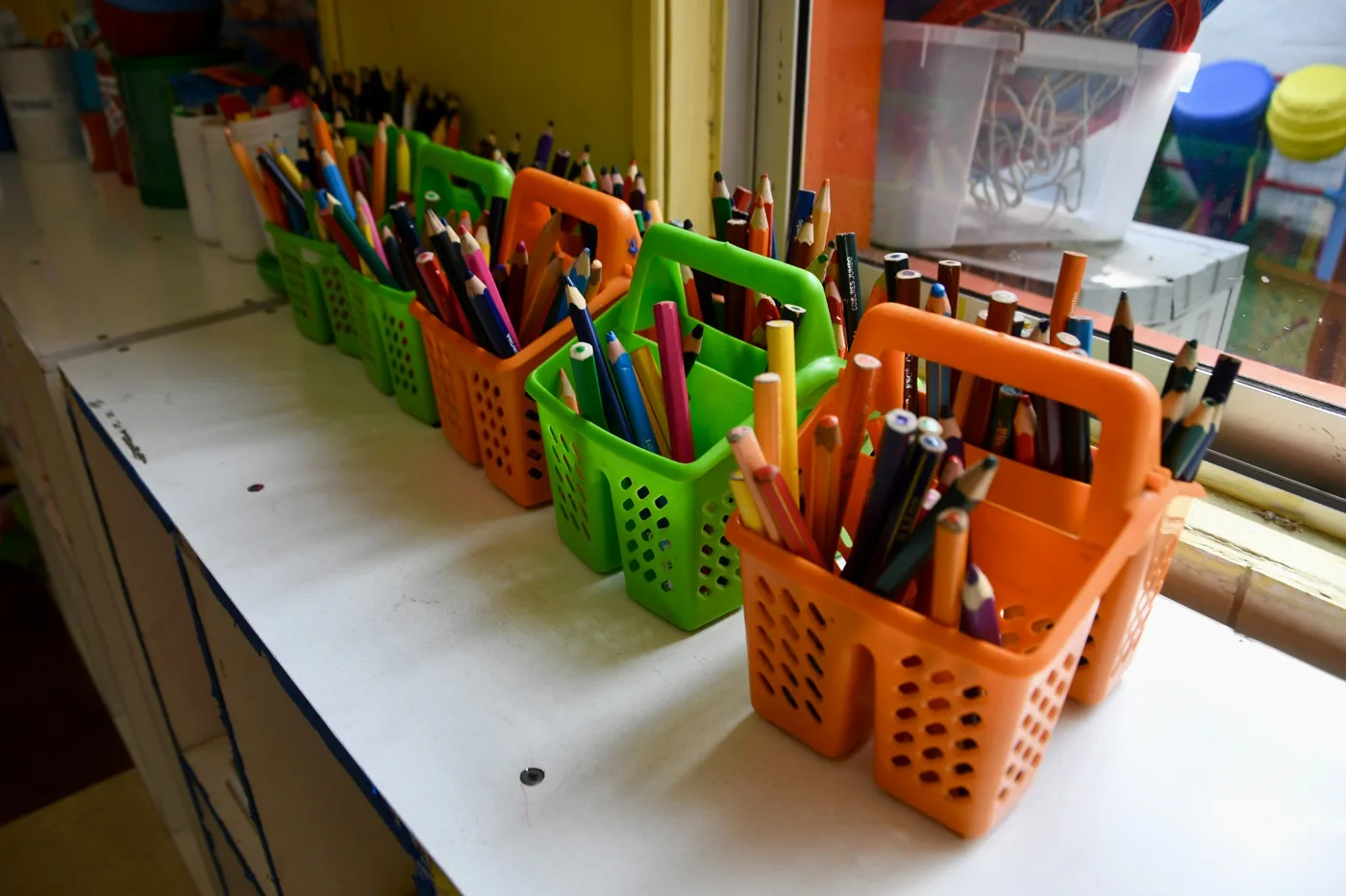 Niños de Magos trabajando con lápices de colores
